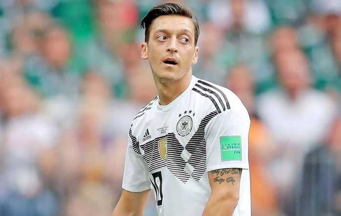 Grindel sulle accuse di razzismo a Özil: “Mi dispiace si sia sentito abbandonato dalla Federazione. Avrei dovuto…” article-post