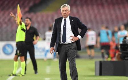 Ancelotti in panchina con Gattuso sfondo Napoli Twitter