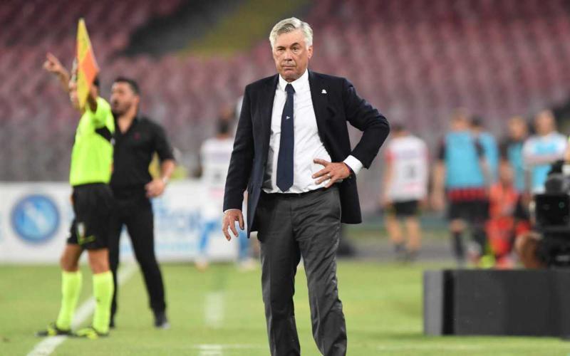 Ancelotti in panchina con Gattuso sfondo Napoli Twitter