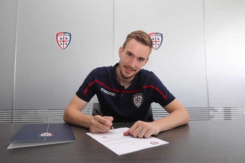 Ora è ufficiale: Bradaric al Cagliari. La foto della firma preview