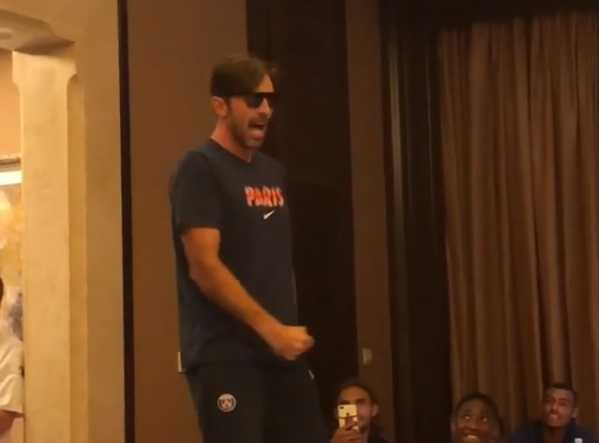 Psg, Buffon canta “Vita spericolata” ed è un vero show. Il video preview