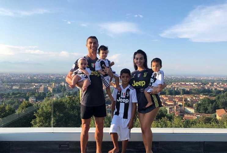 Cristiano Ronaldo e famiglia maglia Juve Instagram personale