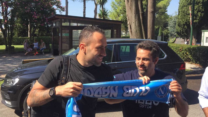 Ospina al Napoli: ecco la prima foto con la sciarpa azzurra preview