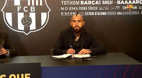 Ufficiale: Arturo Vidal firma con il Barcellona. Ecco le prime foto preview