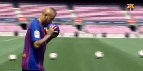Vidal si presenta al Camp Nou: palleggi con il figlio e bacio alla maglia. Il video preview
