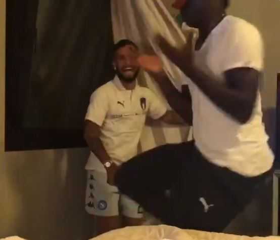 Insigne, scherzo a Balotelli nel ritiro della Nazionale. Il video preview