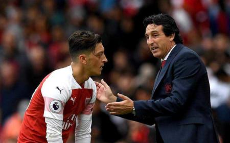 Emery e Ozil Arsenal Foto Standard