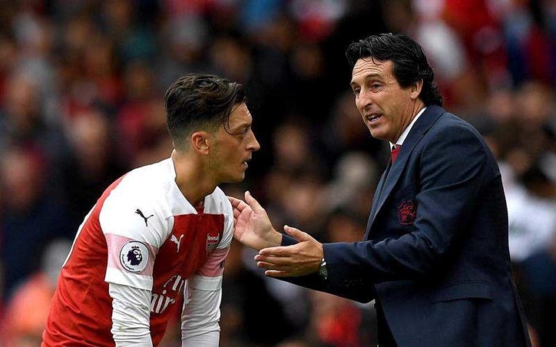 Emery e Ozil Arsenal Foto Standard
