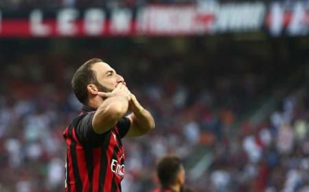 Higuain Twitter uff Milan