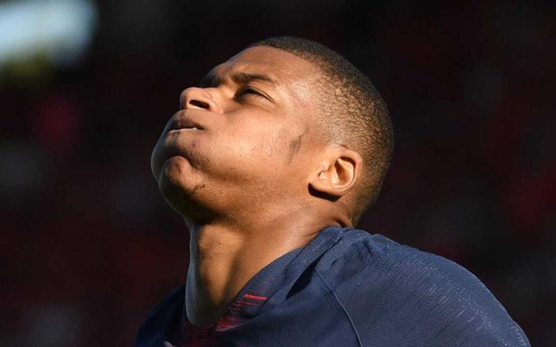 Mbappé rosso Foto lesfootballenfrance