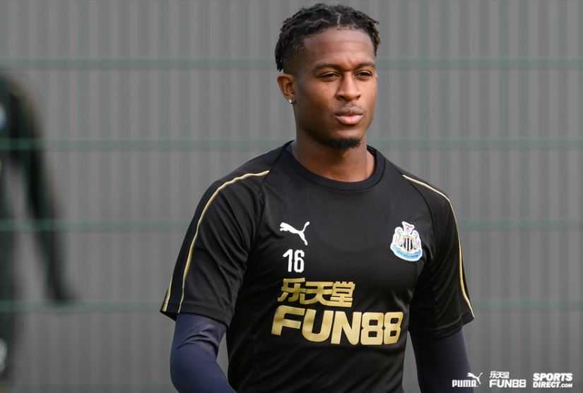 Ufficiale: Newcastle, l’ex Verona Aarons vola in prestito allo Slovan Liberec preview