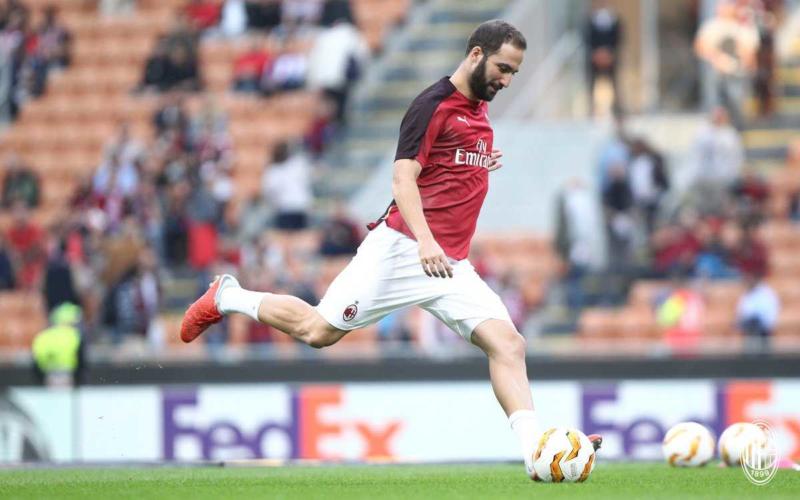 Higuain training Milan Twitter