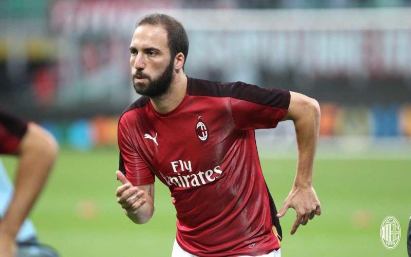 Higuain training San Siro Milan Twitter