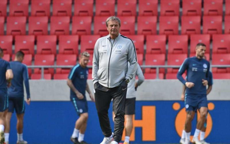 Na snímke tréner slovenskej futbalovej reprezentácie Ján Kozák poèas tréningu pred zajtrajím zápasom 1. skupiny B-divízie Ligy národov medzi Slovenskom a Èeskom 12. októbra 2018 v Trnave. FOTO TASR - Luká Grinaj