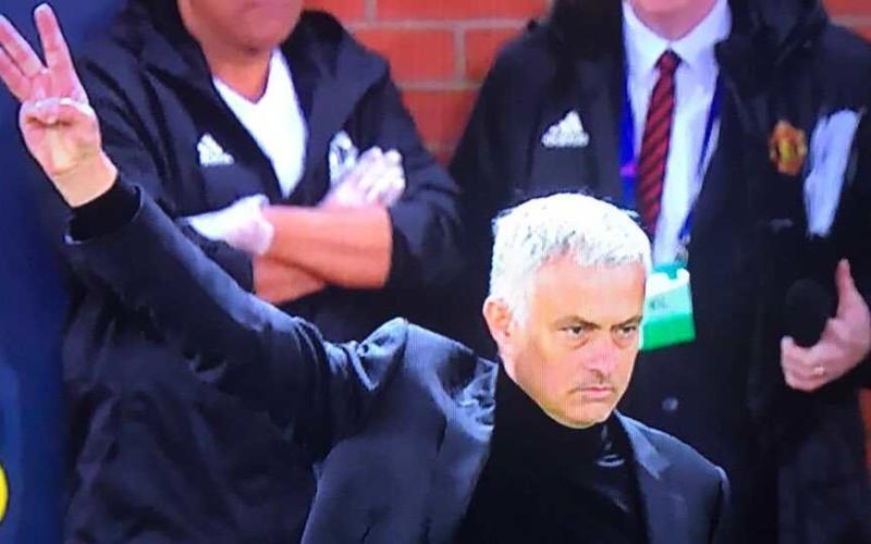 Mourinho tre dita vs Juventus Foto screenshot Twitter