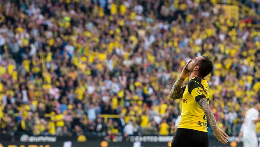 GOL, RECORD E BRACCIA AL CIELO: PACO ALCACER, NEL RICORDO DI PAPÀ preview