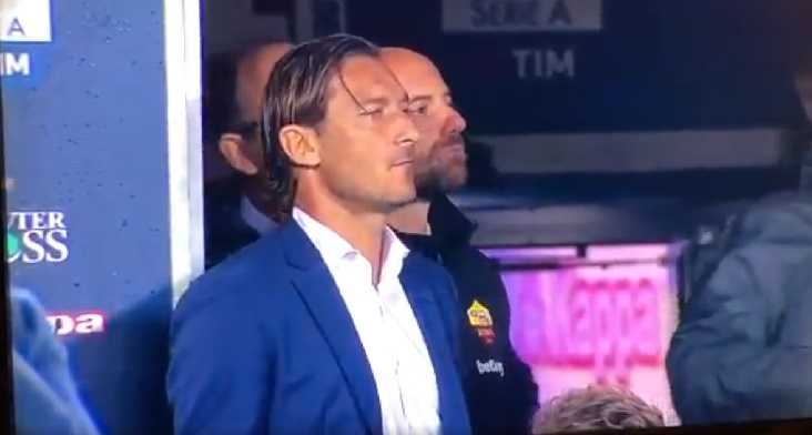 Totti e il labiale prima del rigore fallito da Caputo: “Tanto glielo para…”. Il video preview