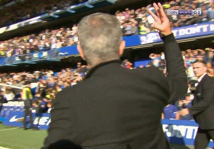 Mourinho, rissa sfiorata con un collaboratore di Sarri. Poi risponde ai tifosi del Chelsea preview