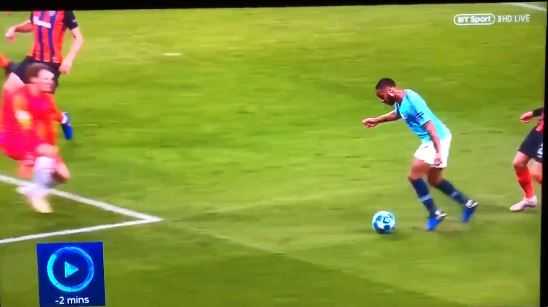 Incredibile a Manchester: Sterling inciampa da solo, l’arbitro assegna il rigore! Il video preview