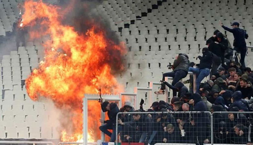 Follia durante AEK-Ajax: molotov contro i tifosi olandesi. Il video preview