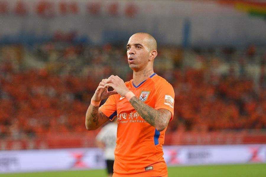 Incredibile in Cina: si tocca il viso durante l’inno, un turno di stop a Diego Tardelli article-post