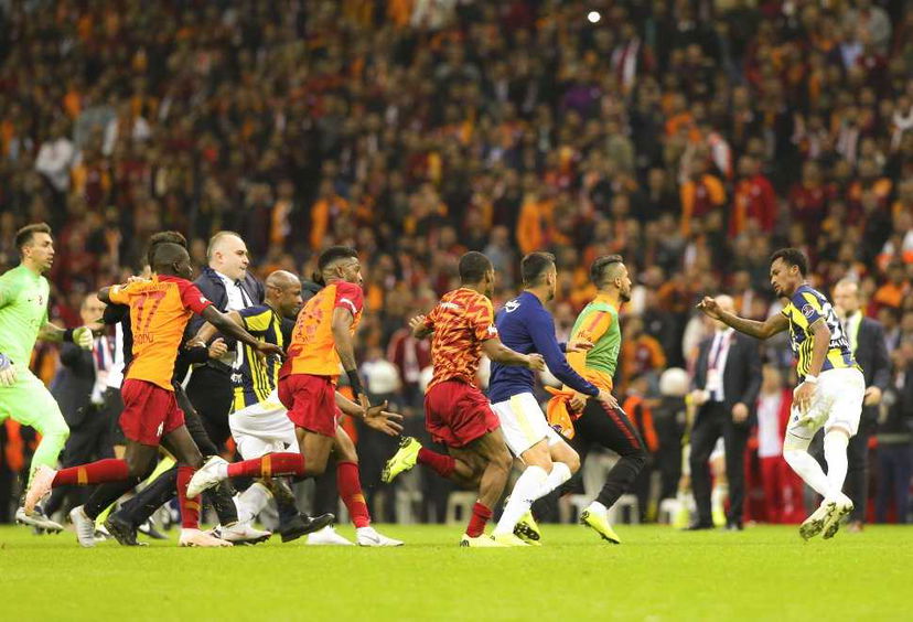 Galatasaray-Fenerbahce, derby di fuoco: maxi rissa nel finale. Le immagini preview