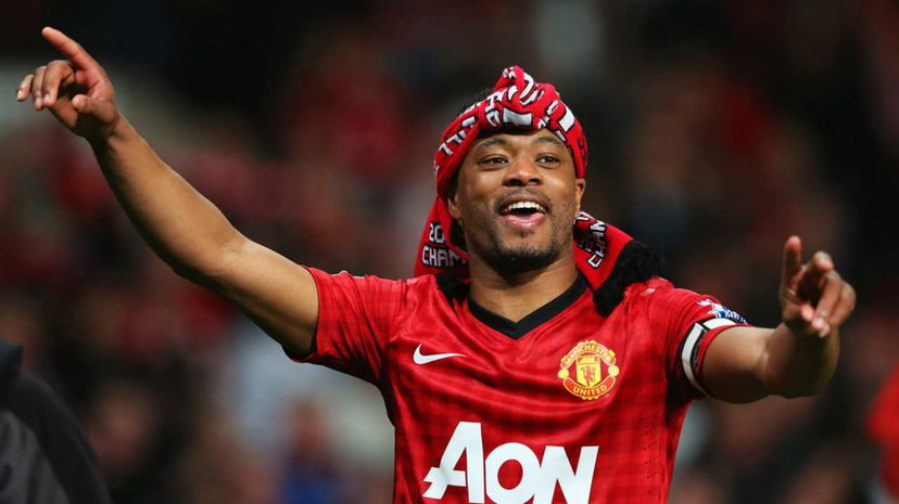 Evra: “Ferguson ci voleva come robot. Una volta ci ha obbligati a firmare autografi” preview