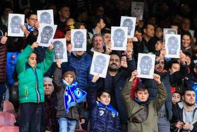 Napoli-Bologna, tifosi azzurri contro il razzismo: striscioni e maschere per Koulibaly al San Paolo preview