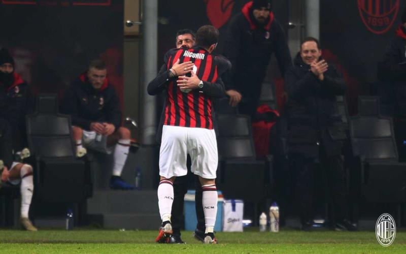 Higuain e Gattuso abbraccio Milan Twitter