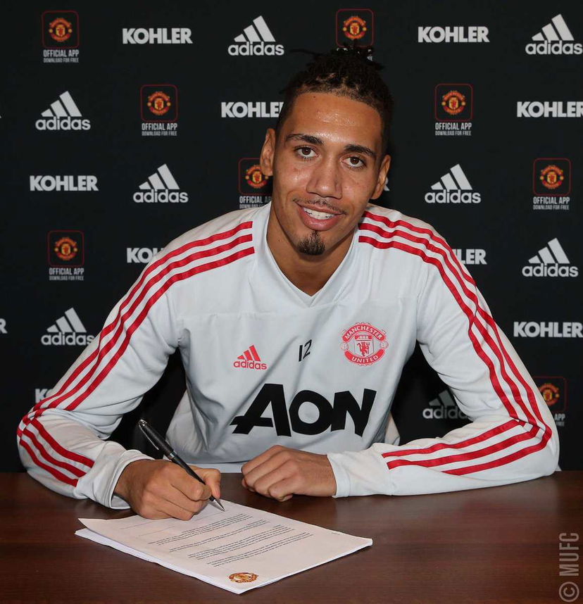 Manchester United, è ufficiale il rinnovo di Smalling fino al 2022 con opzione preview