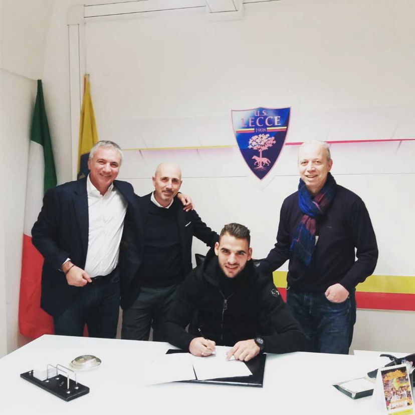 Lecce-Tachtsidis, ecco la foto della firma del centrocampista greco preview