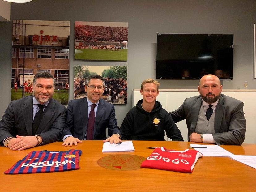 De Jong al Barcellona: ecco la foto della firma preview