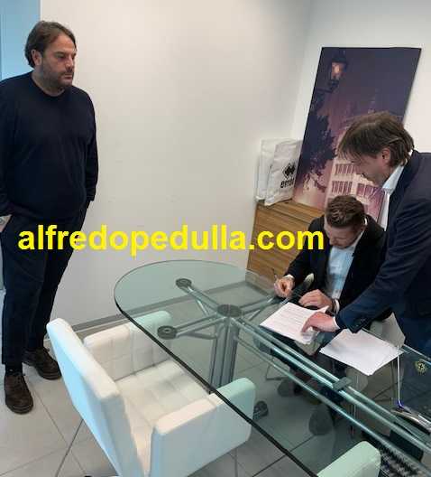 Ora è anche ufficiale: Kucka-Parma 2022, ecco la foto della firma preview