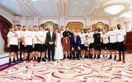 Milan gruppo e sceicco pre Supercoppa senza Higuain Foto Milan Twitter