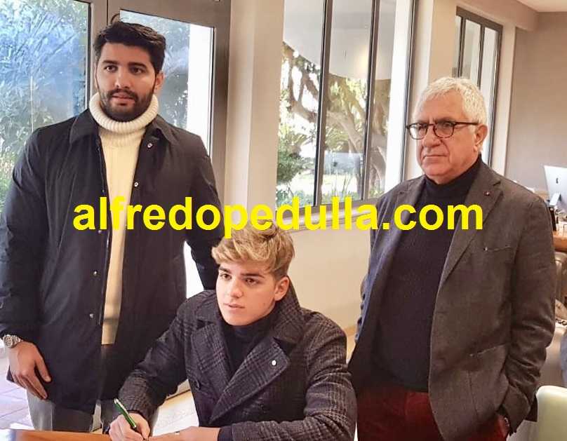 Tripaldelli al Crotone: ecco la foto della firma preview