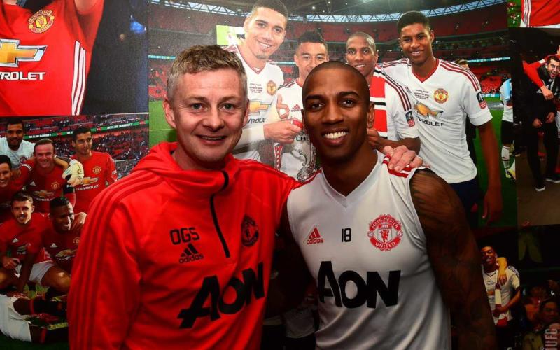 Ashley Young rinnovo 2020 Manchester United Twitter