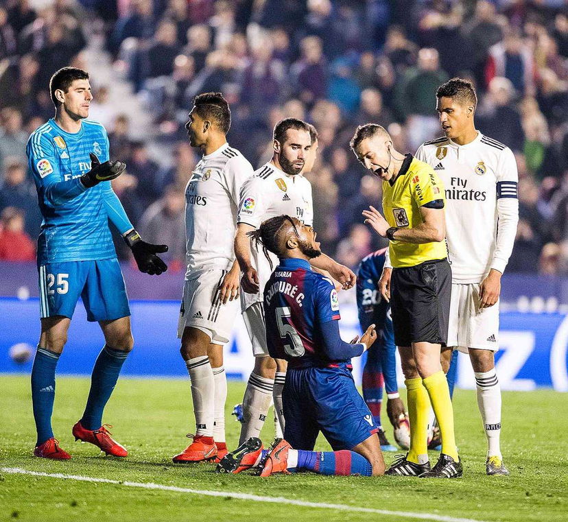 Doukouré, dal danno alla beffa: fallo da rigore su Casemiro e crociato rotto preview