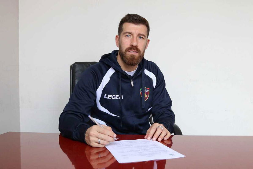 Ora è anche ufficiale: Izco-Cosenza, contratto fino a giugno. La foto della firma preview