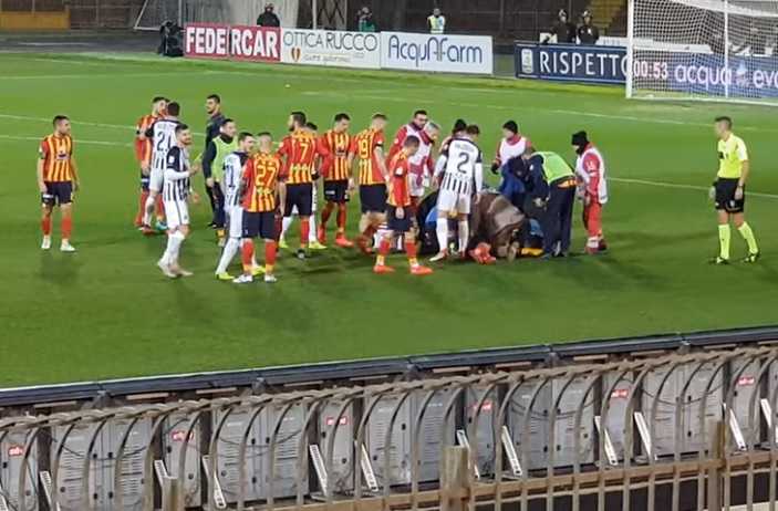 Scavone dopo l’incidente: “Il Lecce è una famiglia. Ringrazio tutti, compagni e avversari. Il mio recupero…” preview