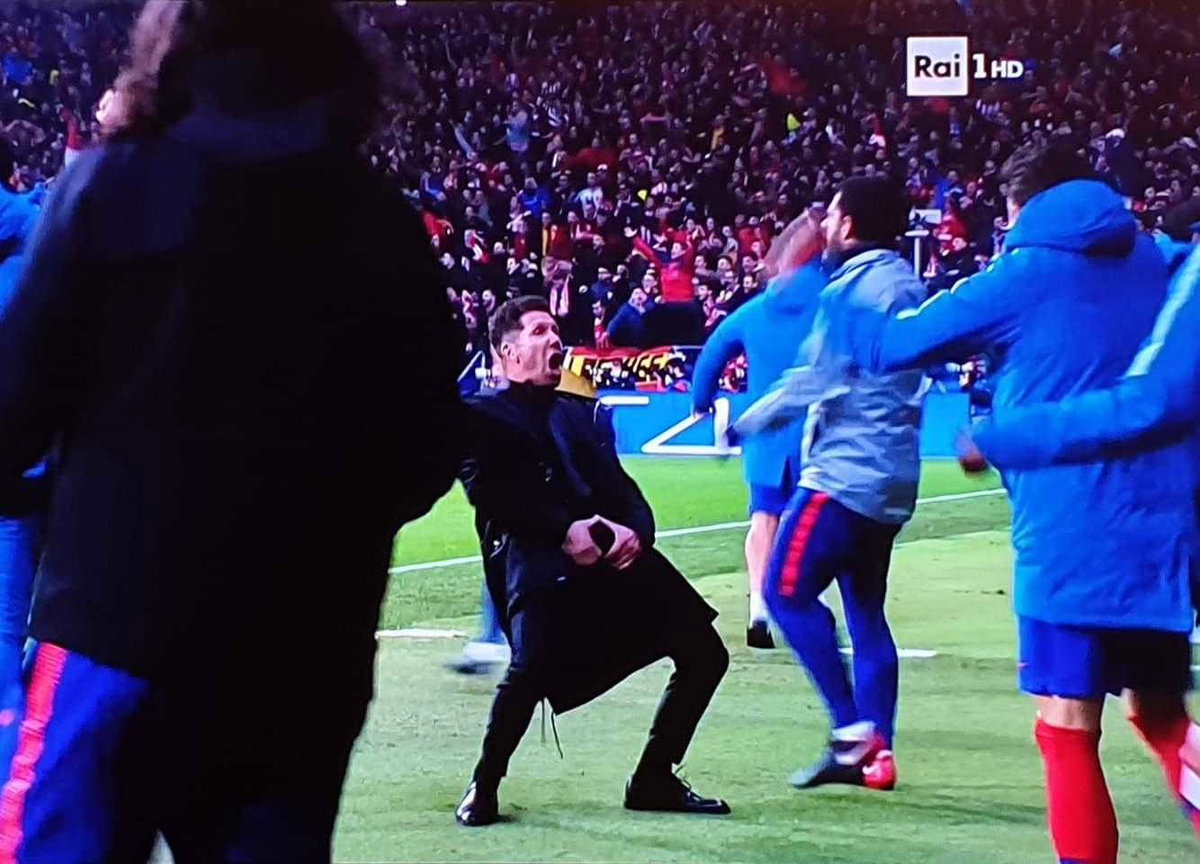 Simeone, esultanza con gestaccio dopo il gol di Gimenez article-post