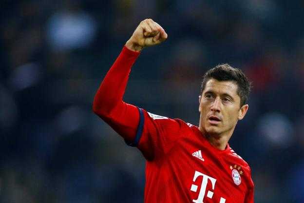 Lewandowski, l’infortunio è più serio del previsto: salterà i quarti di Champions col PSG. Il comunicato del Bayern article-post