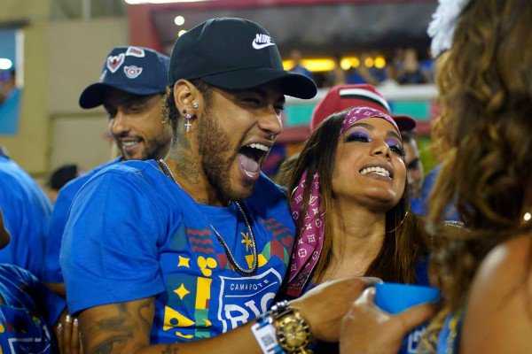 Neymar, recupero movimentato dopo l’infortunio: il brasiliano scatenato al Carnevale di Rio! preview