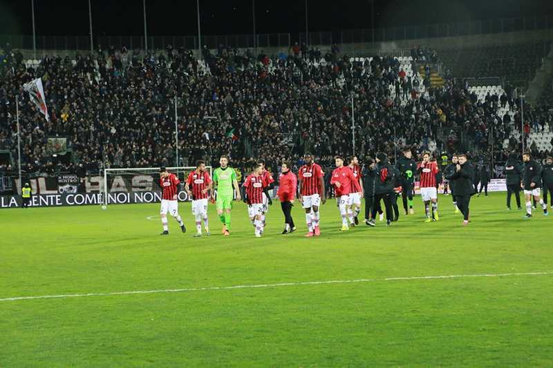 Follia a Foggia, incendiata l’auto di Iemmello: in questura si presenta Busellato preview