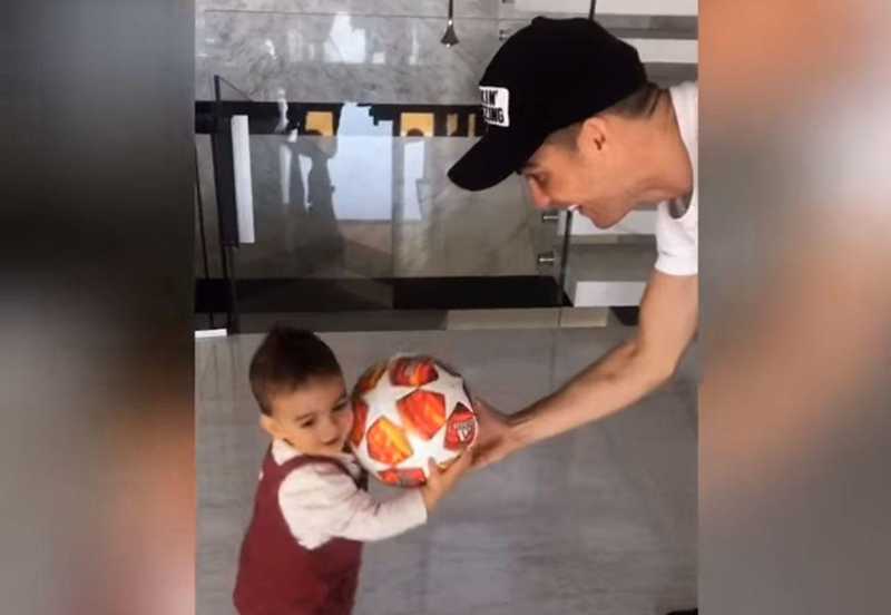Il pallone della Champions è ancora sul campo…di casa. CR7 si diverte con la figlia, il video preview