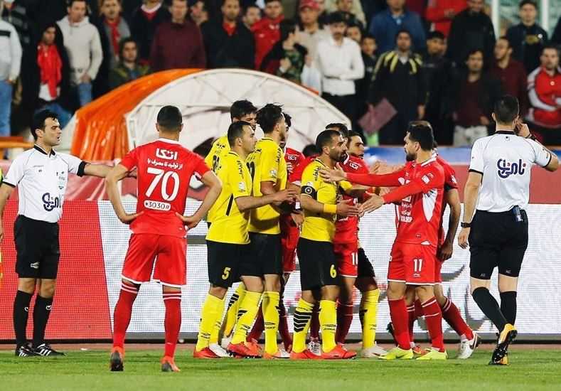 Iran, scontri tra tifosi e polizia nella sfida per il titolo: un morto e 245 feriti preview