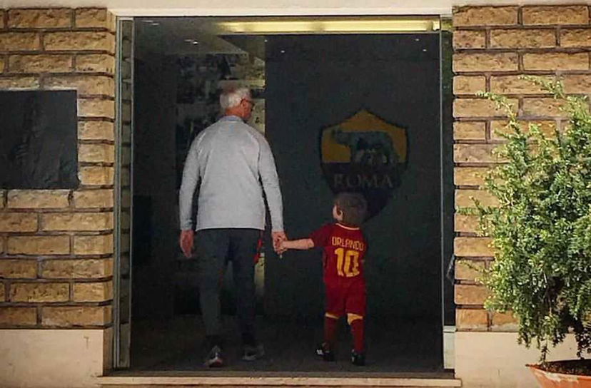 Ranieri cuore di nonno: mano nella mano con il nipotino a Trigoria. La foto preview