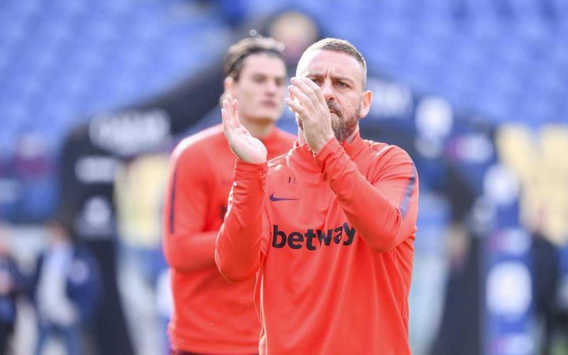 de rossi riscaldamento foto twitter roma