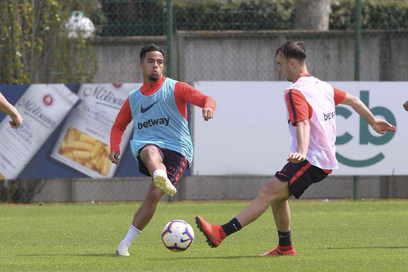 Altro stop in casa Roma: lesione all’adduttore destro per Kluivert preview