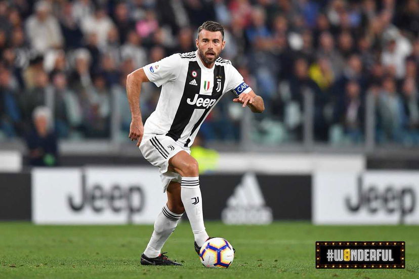 Barzagli compie gli anni, Dybala organizza una festa a sorpresa negli spogliatoi. Il video preview