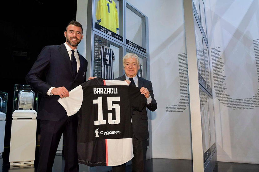Barzagli tra le leggende della Juve: la sua maglia esposta al museo bianconero preview